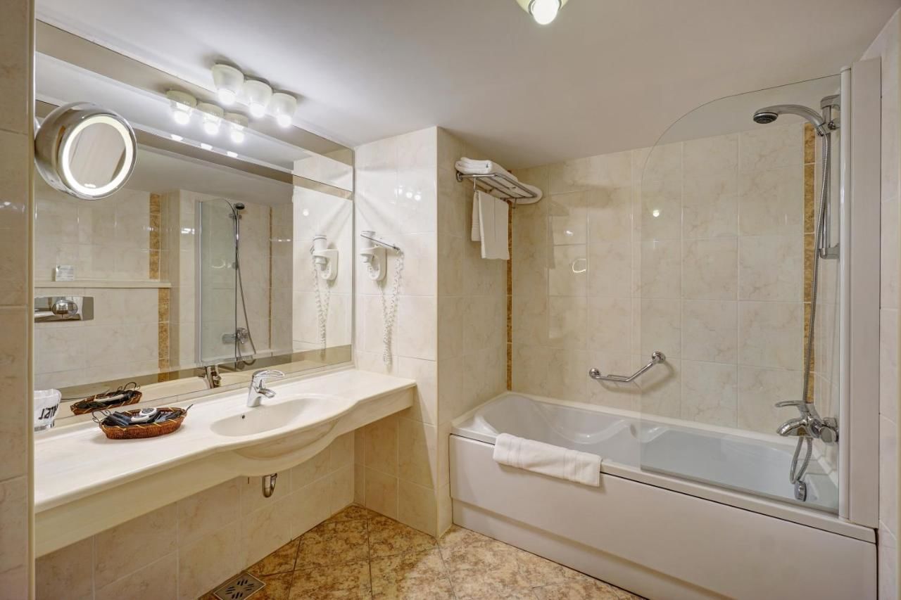 Отель Hotel Aro Palace Брашов